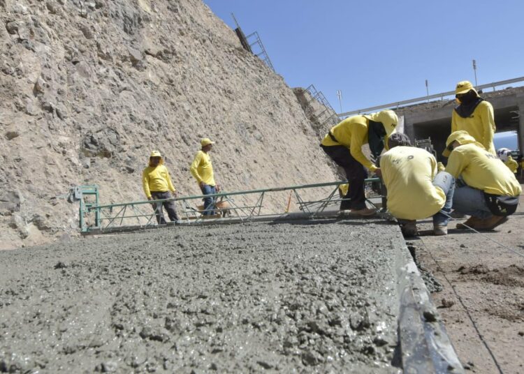 MOP comienza pavimentación de calle al cantón San Rafael en el Puerto de La Libertad