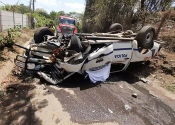 Muere policía al volcar patrulla durante persecución de sospechoso en San Miguel