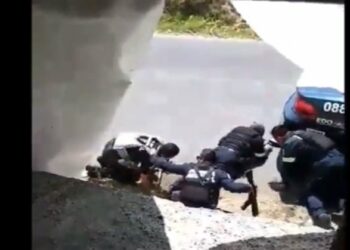 (IMÁGENES FUERTES) Captan el tiroteo entre un convoy policial y presuntos sicarios del cártel Familia Michoacana que provocó la muerte de 13 agentes mexicanos
