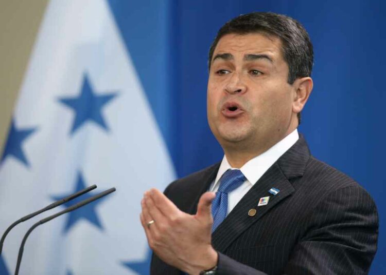 Presidente de Honduras ayudó a traficar toneladas de cocaína a EE.UU., dice fiscal en juicio en Nueva York