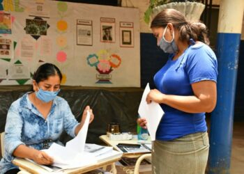 Vacunación para docentes contra el COVID-19 empezaría a finales de marzo e inicios de abril