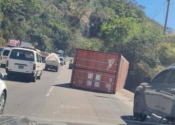 Contenedor desprendido en Los Chorros genera tráfico pesado en la zona