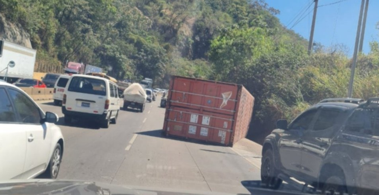 Contenedor desprendido en Los Chorros genera tráfico pesado en la zona