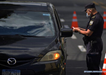 Conductor detenido al intentar sobornar a policía con $5.00
