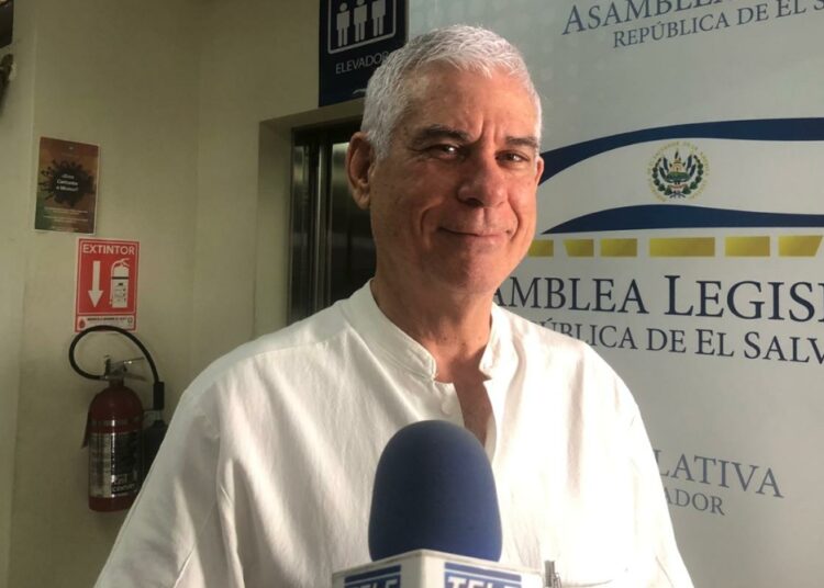 Rodolfo Parker acepta que hay empleados ausentes durante horas laborales en la Asamblea pero asegura que es legal