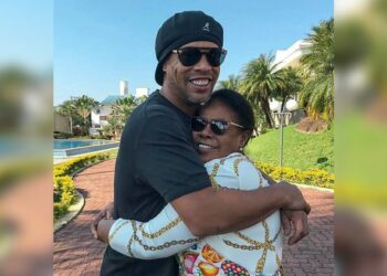 Ronaldinho devastado por la muerte de su madre no deja de beber