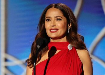 Salma Hayek se robó las miradas de los Golden Globes con espectacular vestido rojo