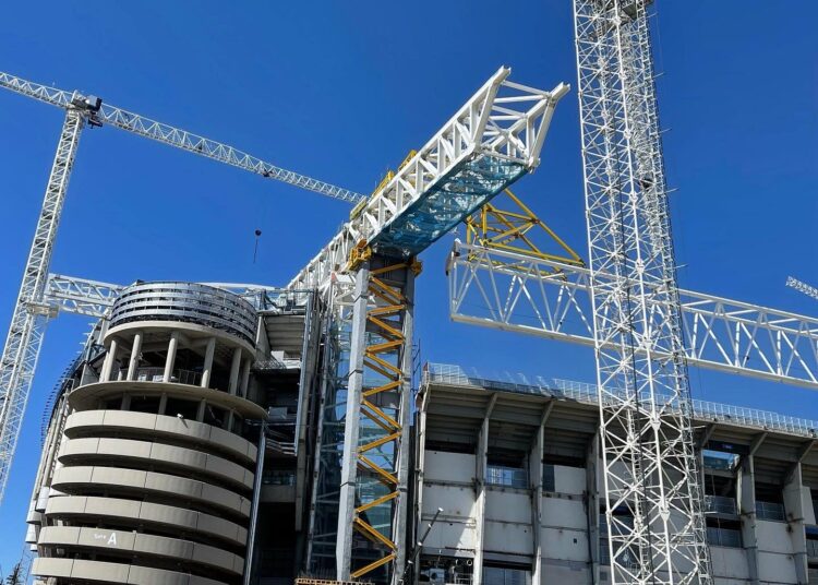 El insólito video de dos pingüinos en las obras del Santiago Bernabéu