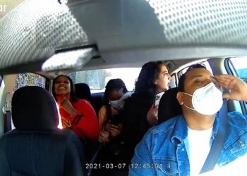 Video: una mujer fue arrestada tras insultar y toser sobre un conductor de Uber en California que le pidió ponerse la mascarilla