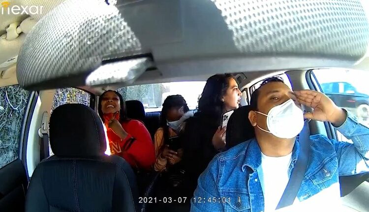 Video: una mujer fue arrestada tras insultar y toser sobre un conductor de Uber en California que le pidió ponerse la mascarilla