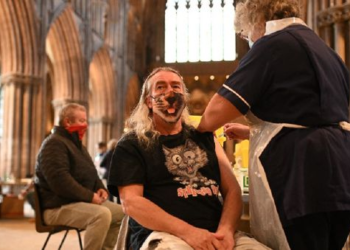 La mitad de los adultos británicos recibieron una dosis de la vacuna contra el coronavirus