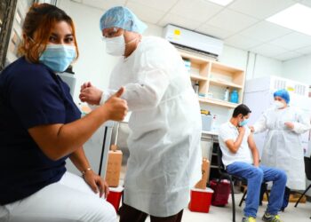 Trabajadores de la salud siguen recibiendo la vacuna contra el COVID-19
