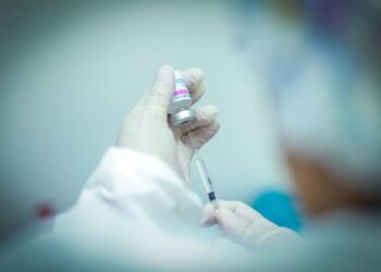 Trabajadores de la salud de primera y segunda línea siguen vacunándose contra el COVID-19