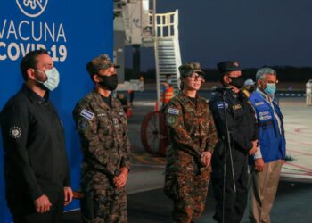 Llega a El Salvador lote de 33,600 vacunas para combatir la covid-19