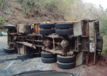 Camión de carga vuelca en Sonsonate