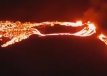 (VIDEO) Un dron sobrevuela un volcán islandés en plena erupción y capta un hipnótico espectáculo de lava y humo