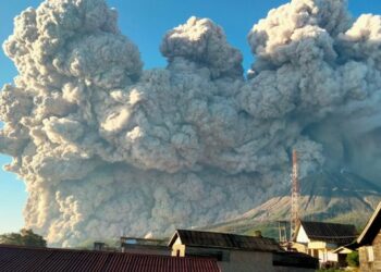 (VIDEOS) El volcán Sinabung hace erupción y lanza una columna de cenizas de 5.000 metros de altura