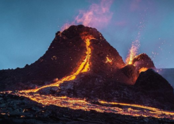 (VIDEO) Un dron baja al cráter del volcán Fagradalsfjall mientras está en erupción y lo graba hasta que es destruido