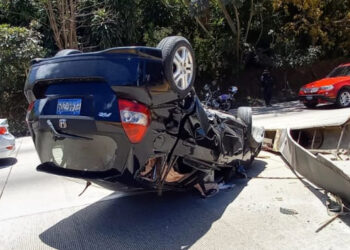 Grave accidente deja 2 lesionados en Bulevar Monseñor Romero