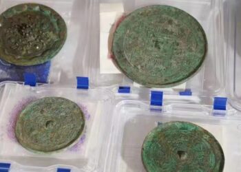 Descubren en China unos antiguos espejos de bronce que siguen conservando un claro reflejo tras pasar 2.000 años bajo tierra