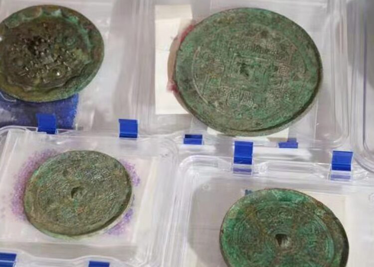 Descubren en China unos antiguos espejos de bronce que siguen conservando un claro reflejo tras pasar 2.000 años bajo tierra