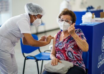 FOTOS: Así asisten los salvadoreños al Megacentro de Vacunación durante este día