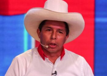 El maestro de izquierda Pedro Castillo lidera el escrutinio y otros 3 candidatos se disputan voto a voto el pase a la segunda vuelta