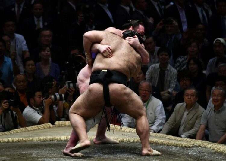 (VIDEO) Luchador de sumo muere después recibir golpe en la cabeza en pleno combate