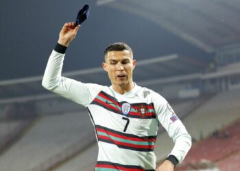 Subastan en 64 mil euros brazalete que Cristiano Ronaldo tiró tras gol anulado