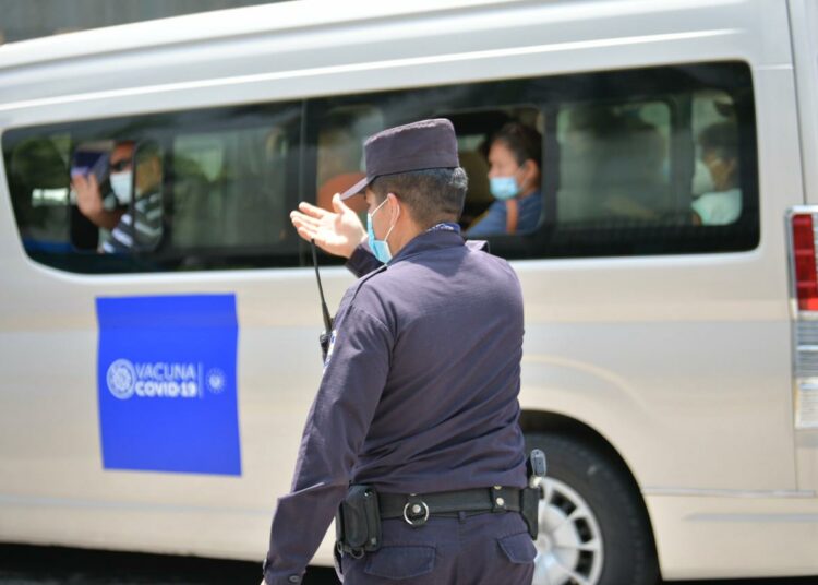 FOTOS: Así asisten los salvadoreños al Megacentro de Vacunación durante este día