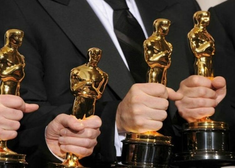 El lujoso material de la estatuilla de los premios Oscar que se devalúa para evitar que sea vendida