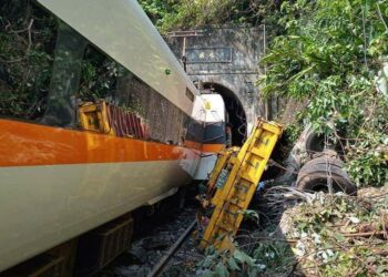 Al menos 48 muertos, más de 100 heridos y un número similar de atrapados tras el descarrilamiento de un tren en Taiwán