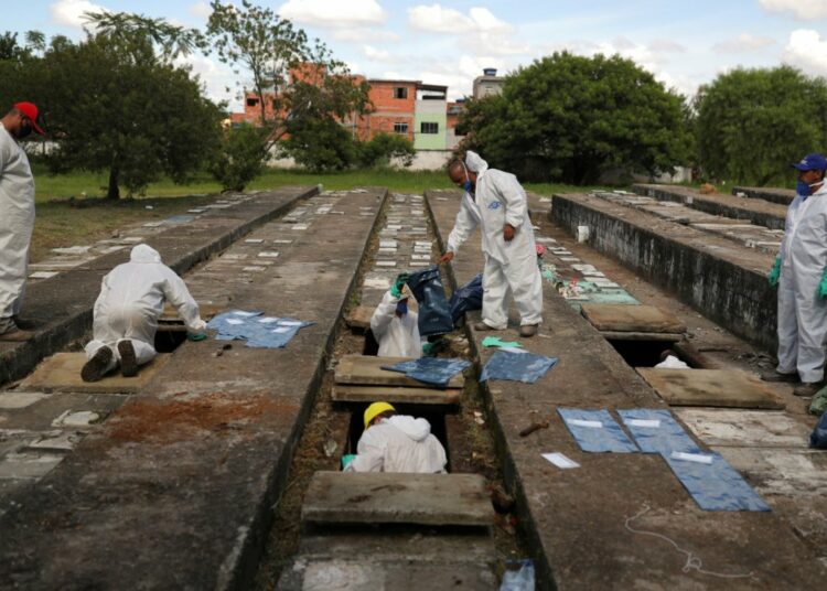 En Sao Paulo, Brasil exhumó cuerpos de viejas tumbas para hacer espacio en cementerios a los muertos por covid-19