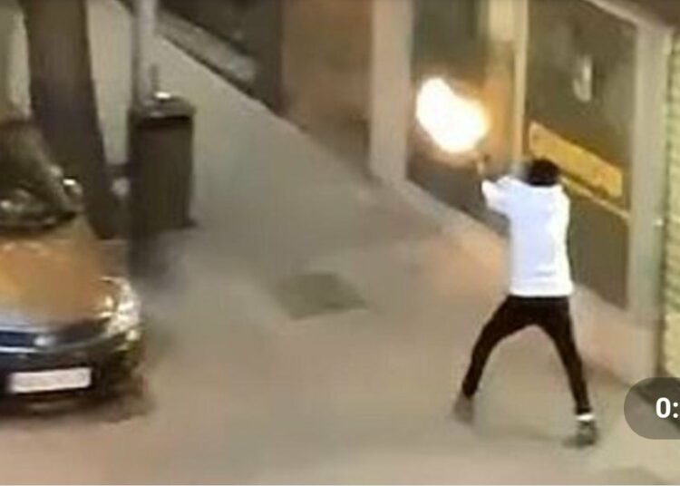 (VIDEO) Dos bandas latinas se enfrentan en medio de disparos en una calle de Madrid