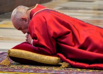 (VÍDEO) El papa Francisco presidió la ceremonia de la Pasión de Cristo