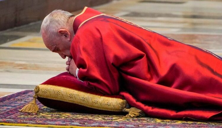 (VÍDEO) El papa Francisco presidió la ceremonia de la Pasión de Cristo