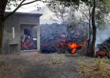 La lava del volcán Pacaya alcanza algunas aldeas cercanas