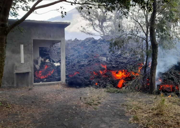 La lava del volcán Pacaya alcanza algunas aldeas cercanas