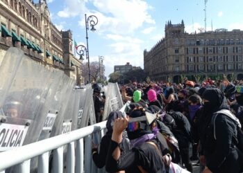 (VIDEO) Grupos feministas y la Policía se enfrentan en México tras el asesinato de la salvadoreña Victoria Salazar
