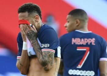 Neymar se fue expulsado y desató un escándalo tras la derrota histórica del PSG ante Lille