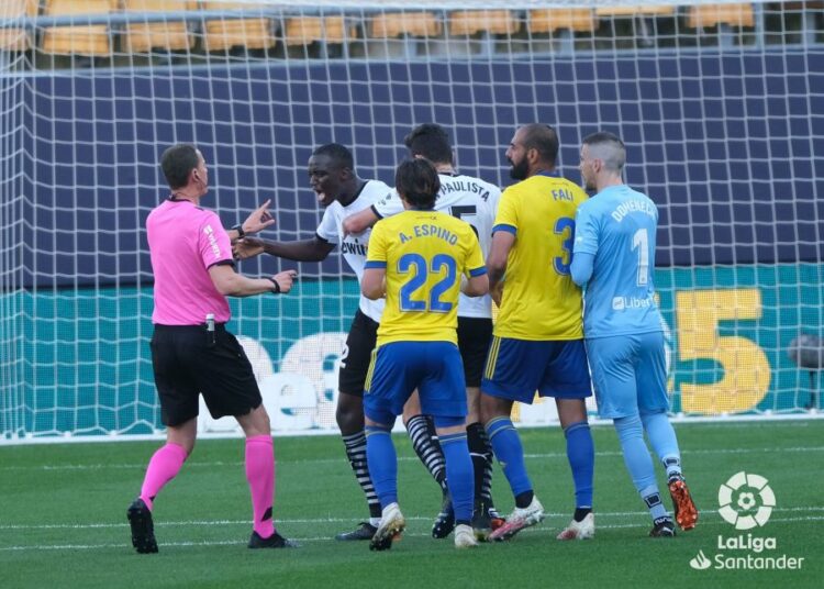 Los jugadores del Valencia acusaron un insulto racista de un rival y abandonaron la cancha en pleno partido