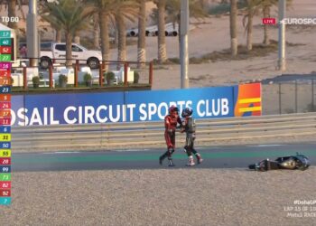 Dos pilotos chocaron en el Moto3 y se fueron a los golpes en plena pista