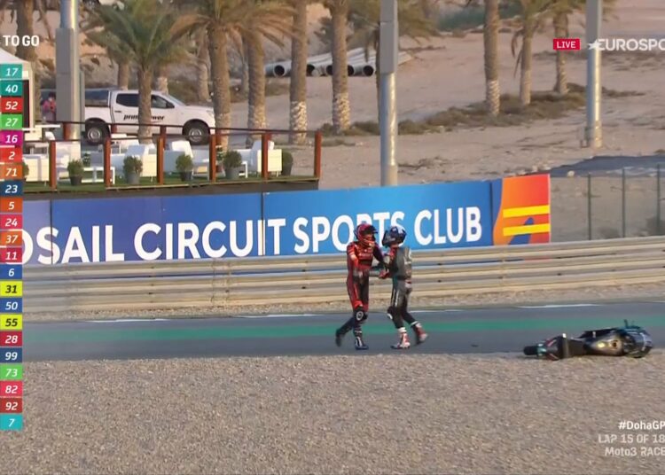 Dos pilotos chocaron en el Moto3 y se fueron a los golpes en plena pista