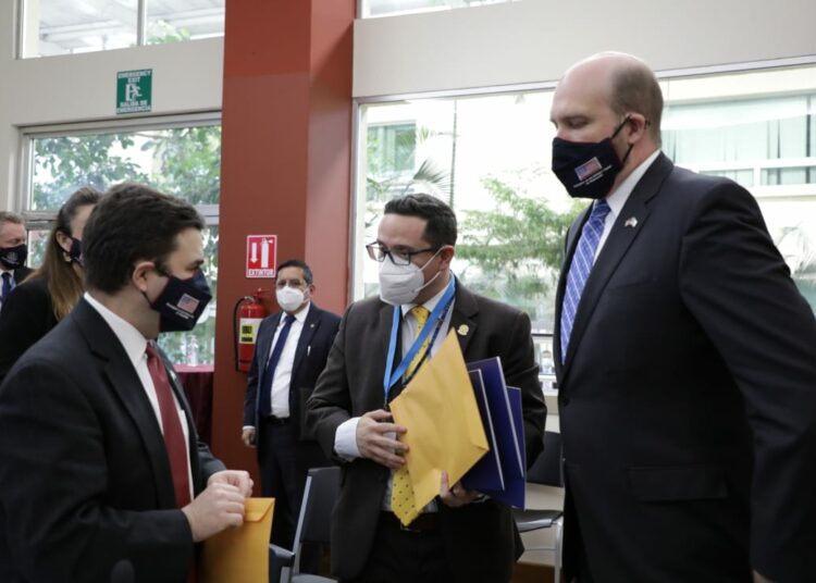 Enviado especial de EE. UU. destaca en Guatemala la creación de «vías legales» para la migración