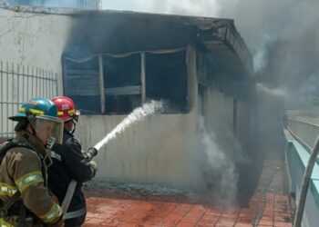 Bomberos controlan incendio en colegio La Sagrada Familia