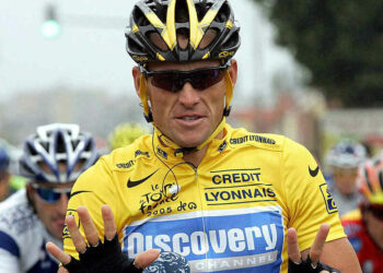 Lance Amstrong fue acusado de usar un motor en su bicicleta y un video lo dejaría en evidencia