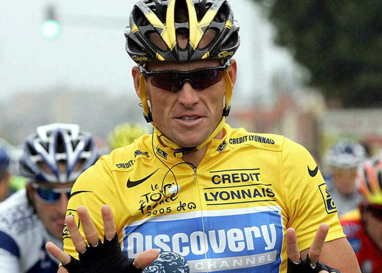 Lance Amstrong fue acusado de usar un motor en su bicicleta y un video lo dejaría en evidencia
