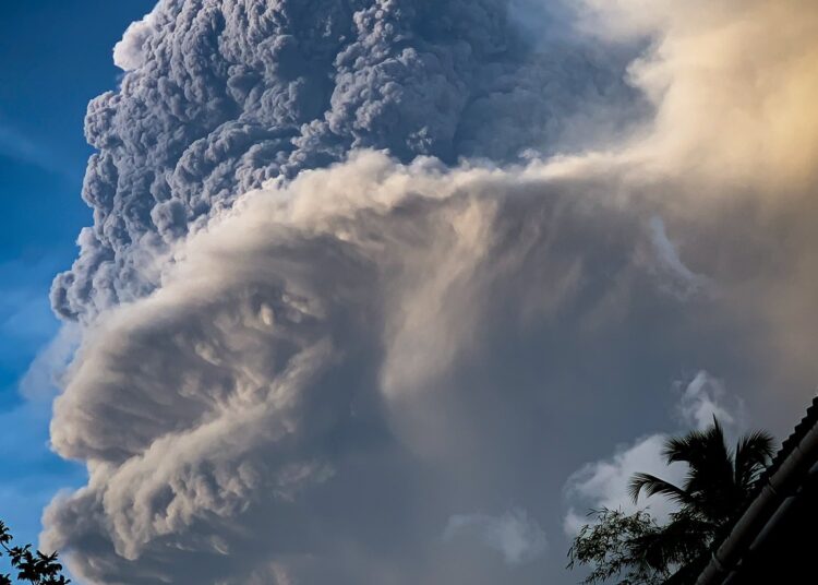 (VIDEOS) Emiten alerta por «fase de erupción explosiva» del volcán La Soufrière en la isla caribeña San Vicente