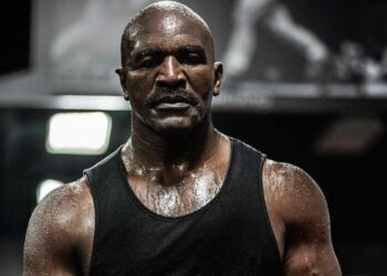 Evander Holyfield anunció su regreso al boxeo a los 58 años