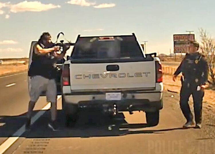 (Imágenes fuertes) Momento en que un hispano acribilló a un policía en Nuevo México con una AR-15